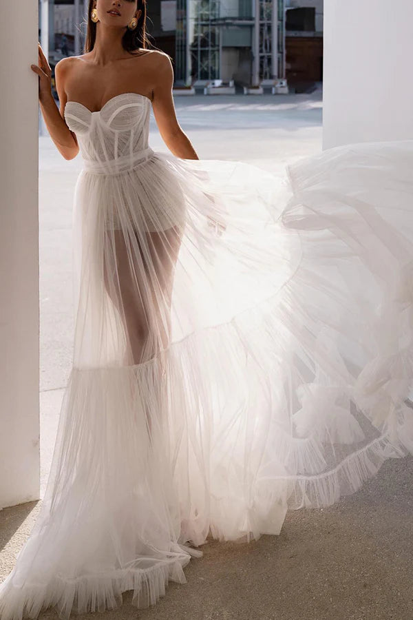 Abito da sposa estivo in stile bohémien con scollo a cuore e illusione